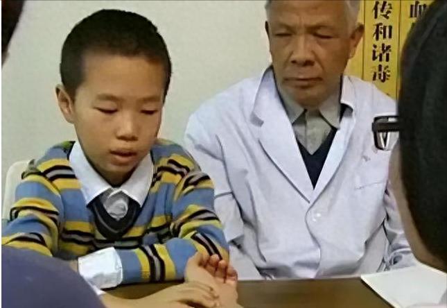 上海10岁小男孩精通中医，坐诊医馆替病人看诊，因为准确率高达98%，被大家称赞为