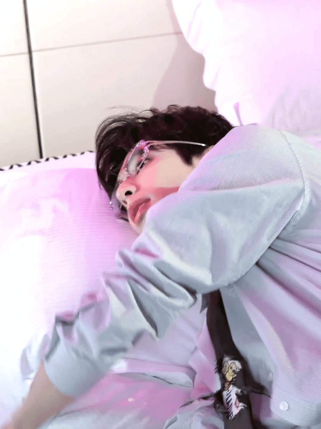 威龙哥哥这是赤裸裸的勾引 