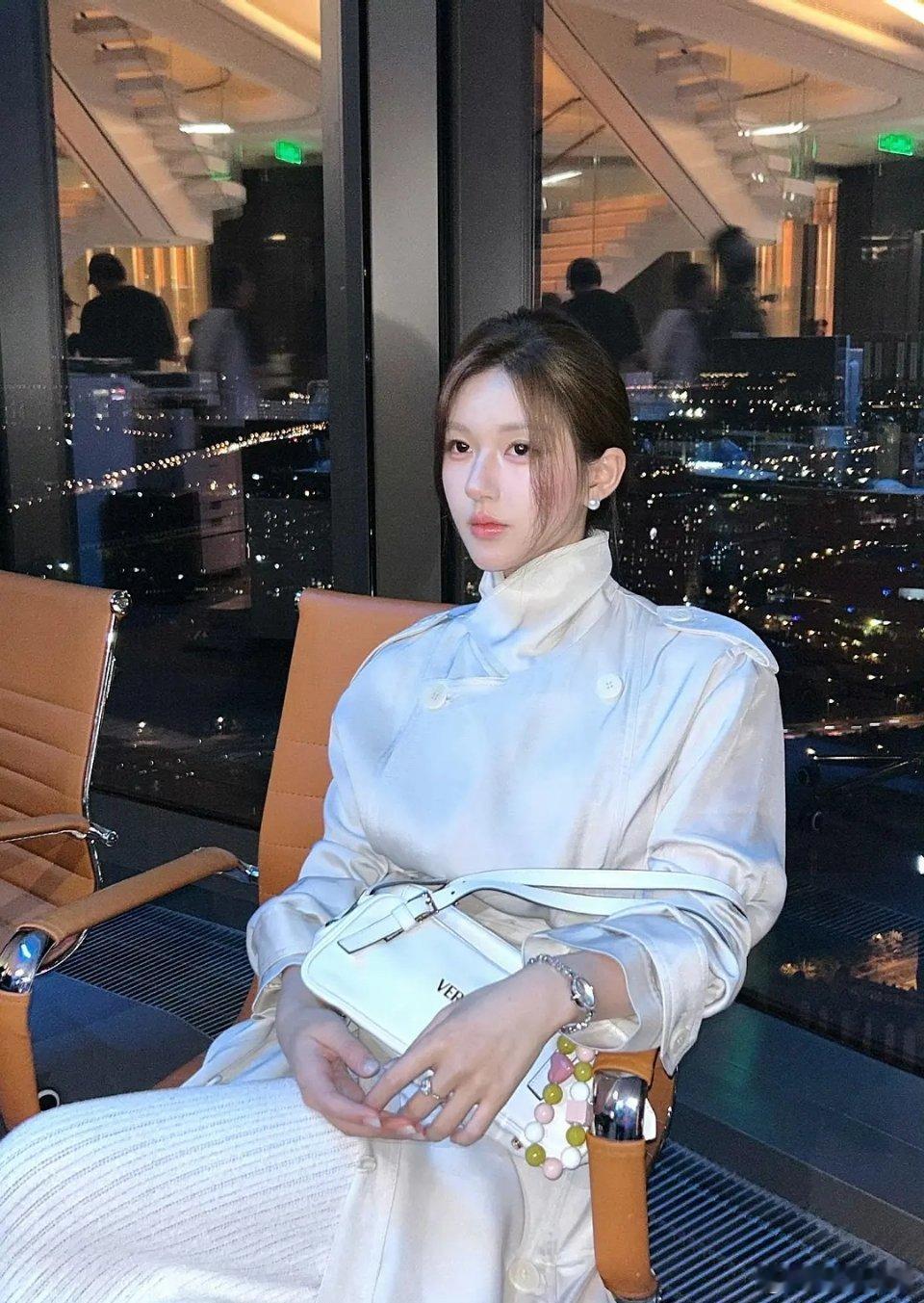 赵露思是百变铁娘子，鼻子像是后期黏上去的[裂开] ​​​