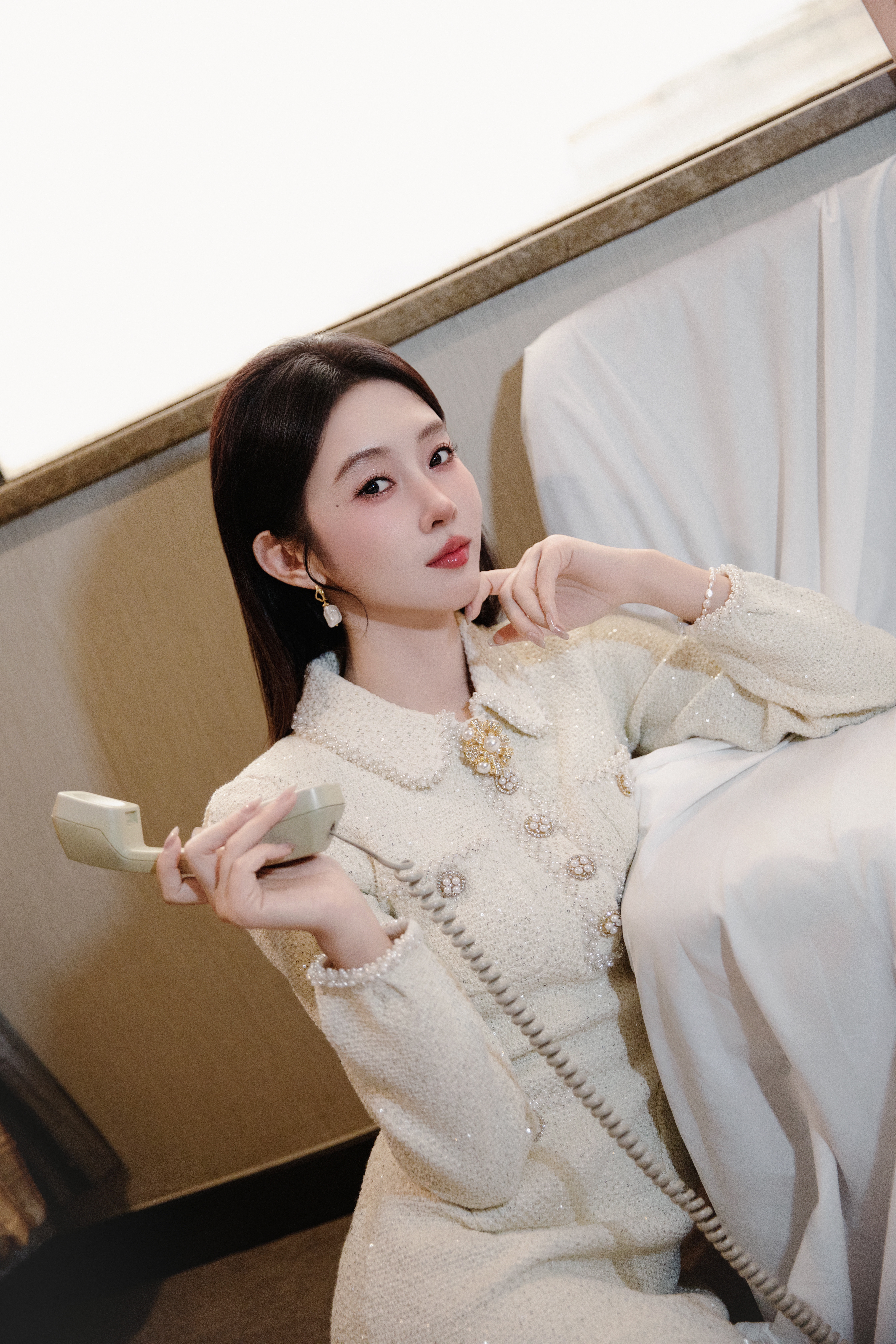 宣璐 美腿不仅修长，而且肌肤白皙光滑，如同美玉一般。腿部线条流畅自然，没有丝毫赘