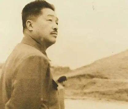 当年贺龙元帅当国家体委主任的时候，国足0：2惨败给了巴基斯坦。痛定思痛，贺龙元帅