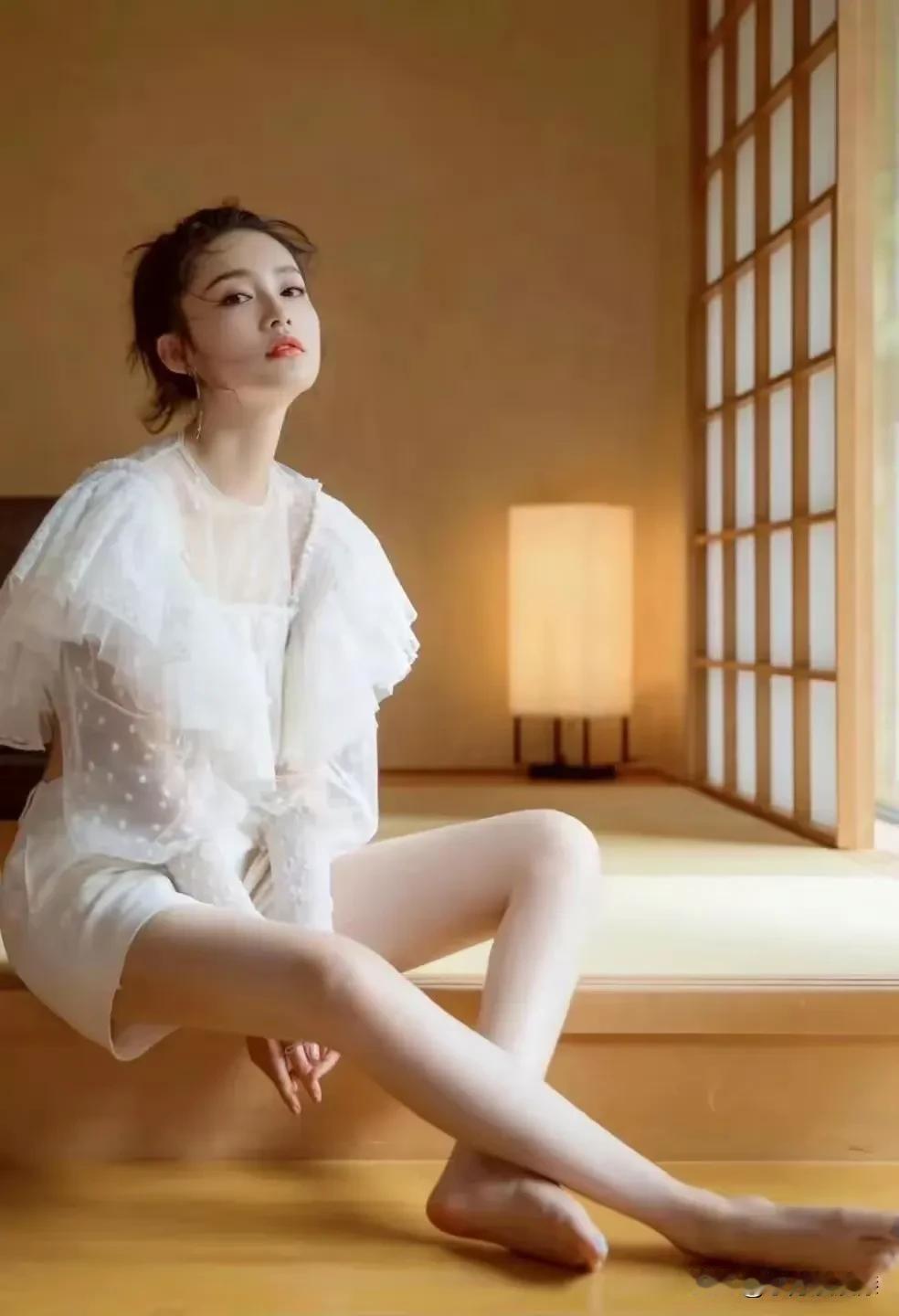 李沁应该是现在中国女演员里“清纯”的代表！
身高166厘米，九零后的女演员代表人
