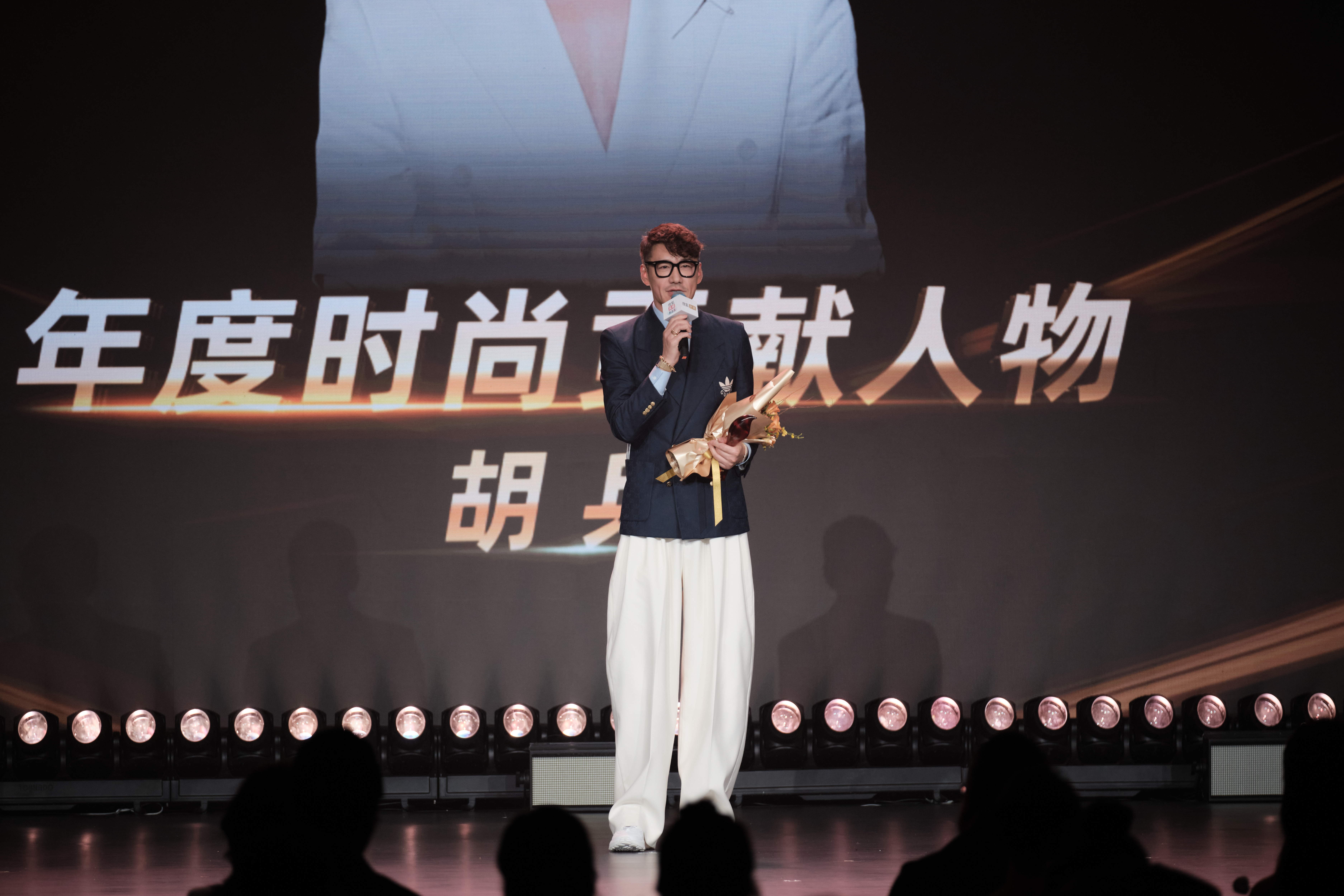 39.胡兵参加时尚盛典是他的舒适区 胡兵红毯气场直接开到最大。“百张时尚面孔出海