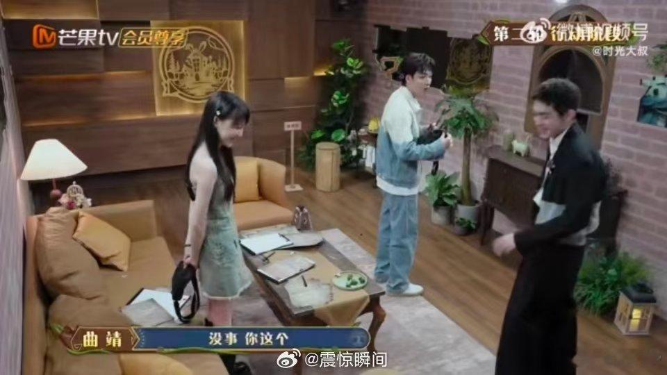 吴泽林 爸爸妈妈这就是月底的我 泽林一到窗口，举起空包一脸无辜，队友们都笑翻了！