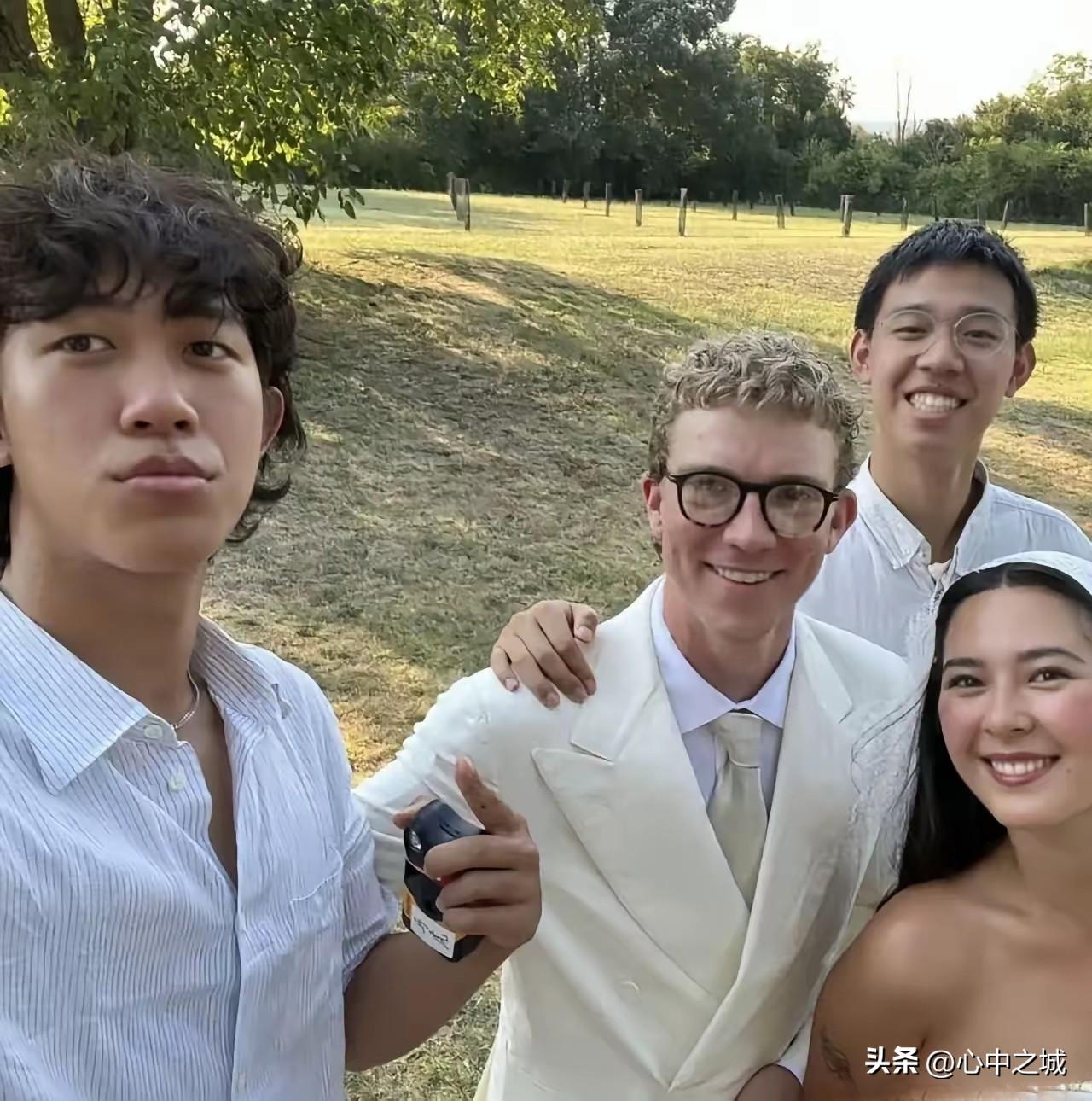姜文的孩子果然与众不同
女儿姜一郎
儿子姜马虎、姜三一
怎么听着都像电影里的名字