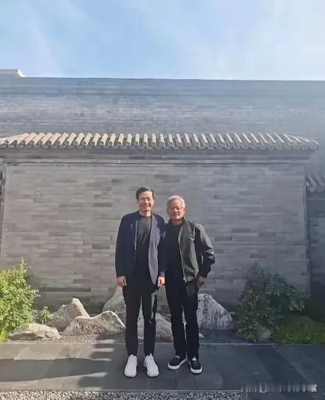7月14日，英伟达黄仁勋酷爱的皮衣穿着和小米雷军回见，遗憾的是，雷军没有穿他的同