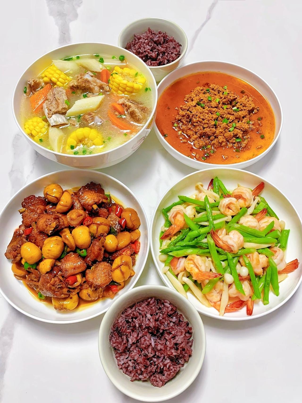 49岁的同事心梗走了，
 
生前坐的主任位置，没能帮她续命。

市中心的几套房子