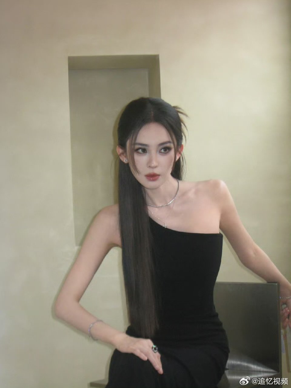 又在用脸杀人了娜扎霓虹灯下的娜扎 又在用脸杀人了娜扎，真的太权威了！ 