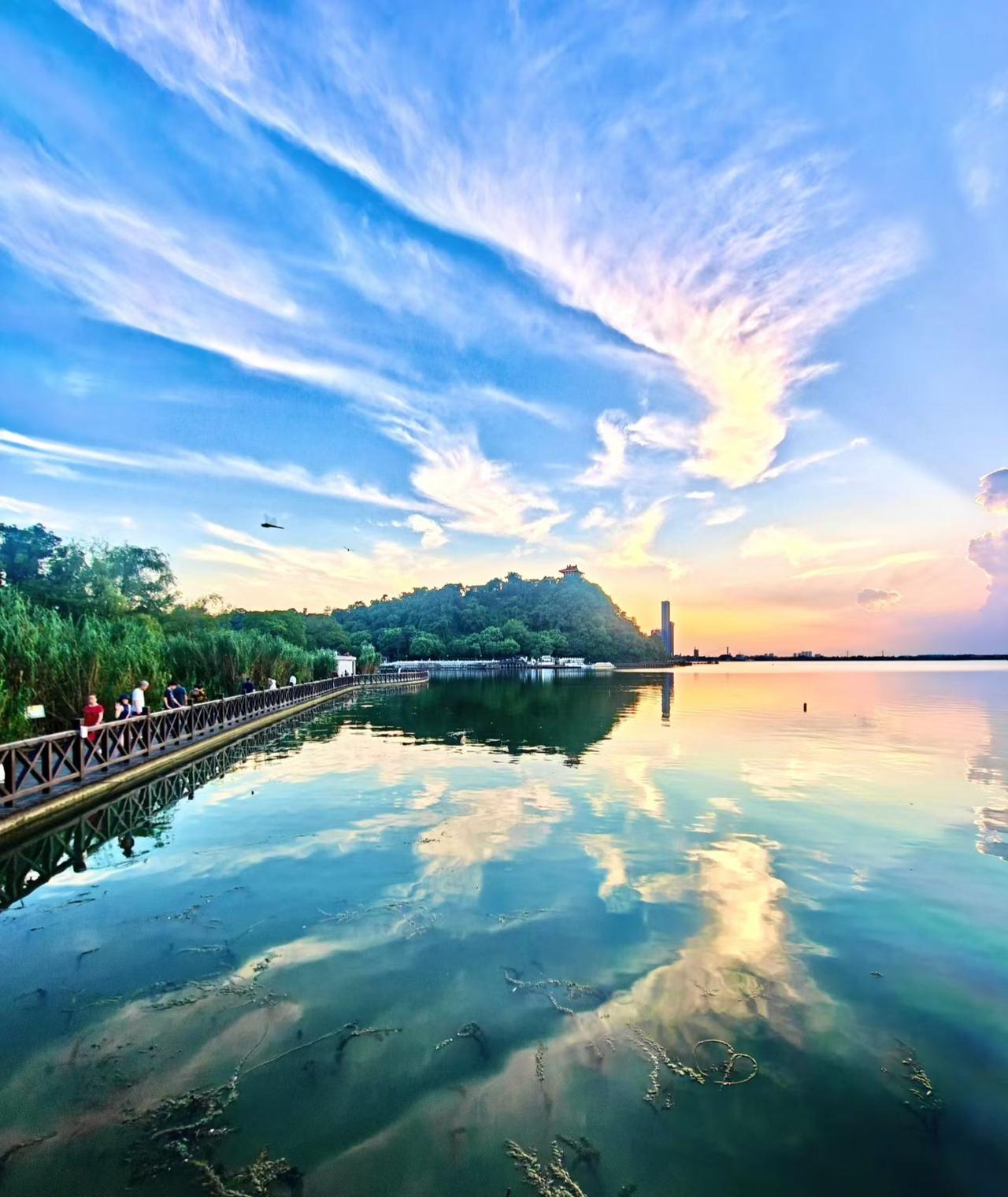 ​
2. 长空云卷，湖映霞光，漫步湖畔，尽览黄昏的山河盛景。