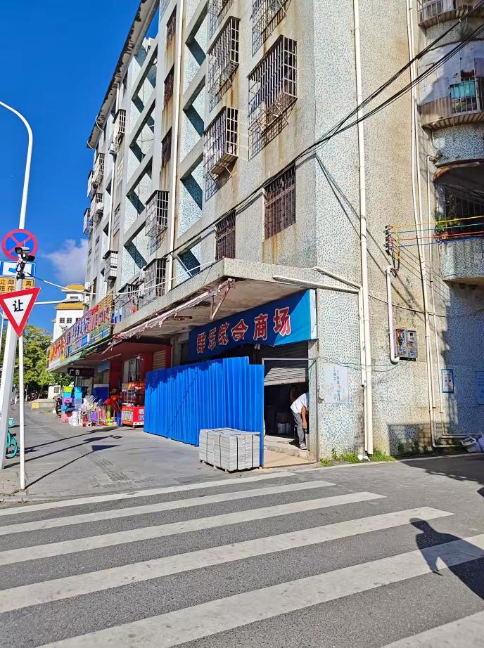 没想到，连红旗的群乐家私店，也闭店了。 近日路过，发现门口被围挡遮挡着。走近一看