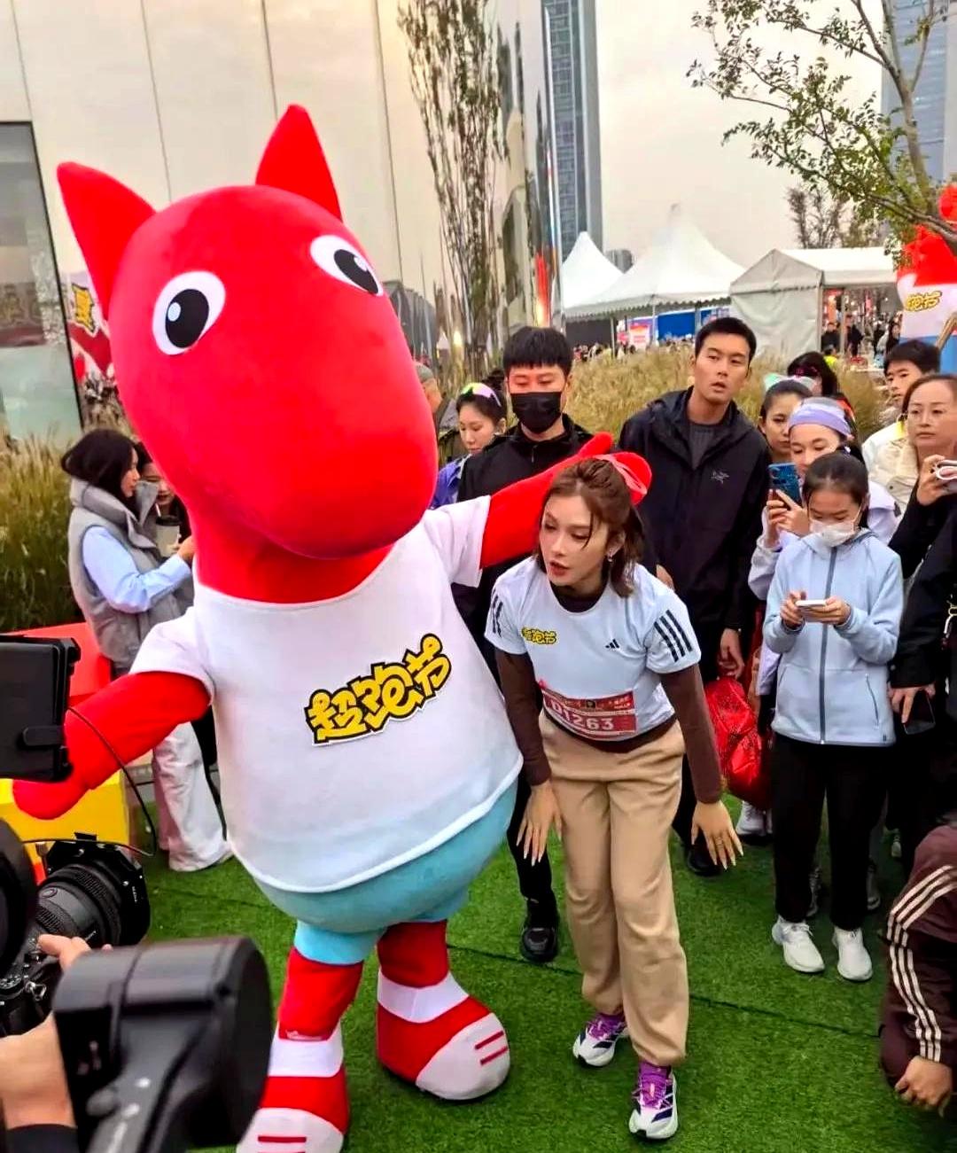 看来吴艳妮这两天心情又恢复过来了。
 

前脚刚在全运会上丢了冠军，她后脚就在网