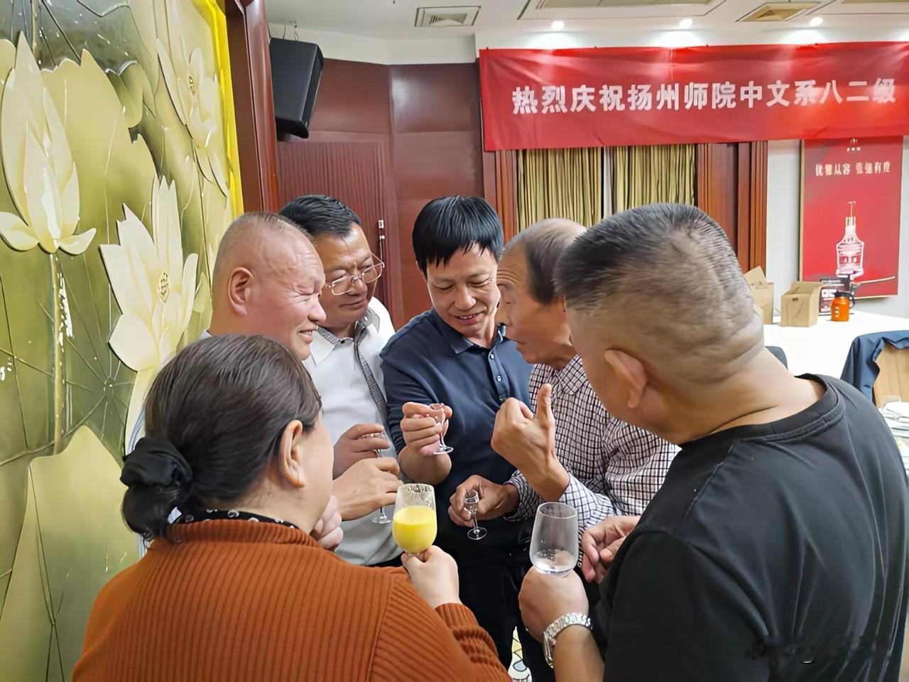 这几个人退休金每月1.3w打底。他们那代人小时候都很穷的，有些人连读书的钱都是父