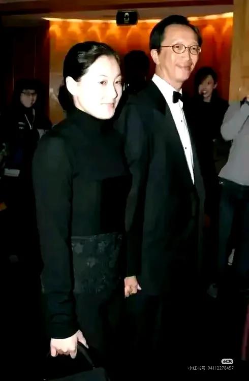 伏明霞：喜怒哀乐全都写脸上
梁锦松说伏明霞的喜怒哀乐全都写在脸上。
他还说一开始