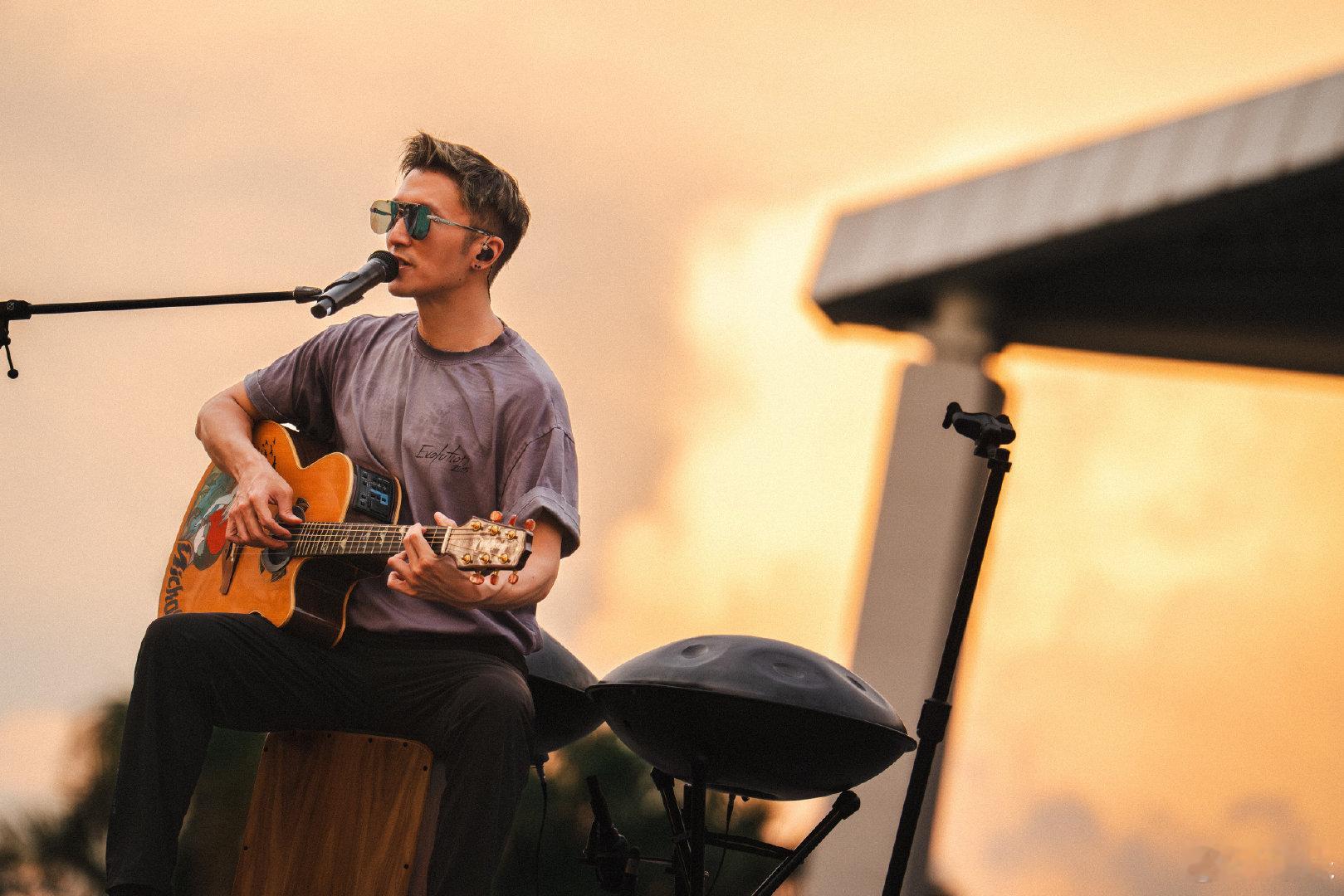 荣耀谢霆锋 是谁的身影，能与“未来”的概念如此契合？从音乐到科技边界，他的下一步