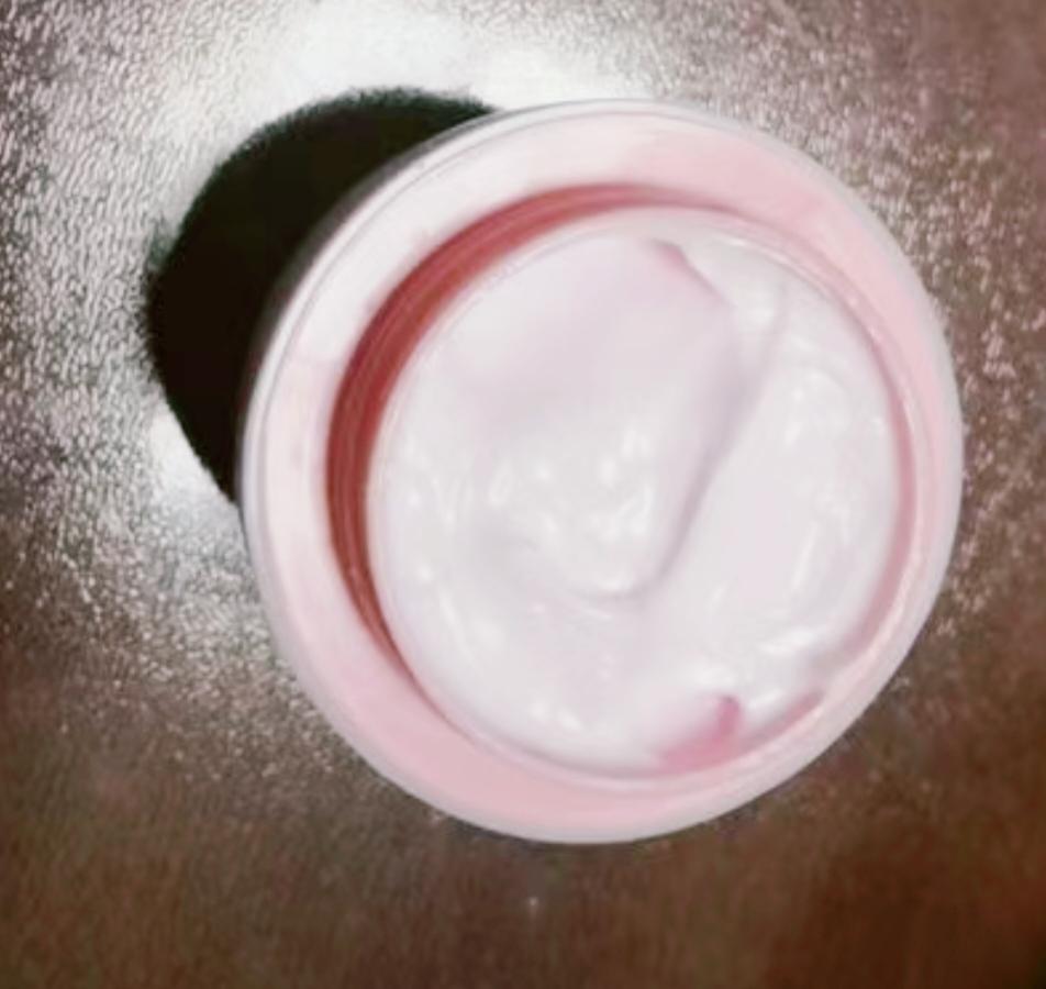 我无意中解锁了一个简单有效的滋润又提亮肤色技能。
我是偏干型皮肤，一到秋冬，脸上