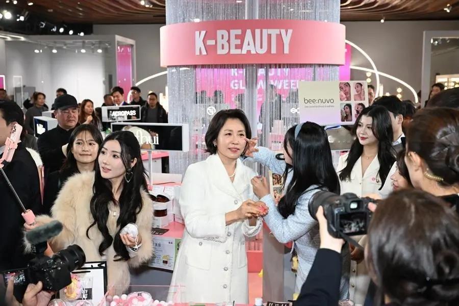 1月7日上午10时许，上海外滩金融中心沐浴在冬日的暖阳中。韩国总统夫人金惠景乘坐