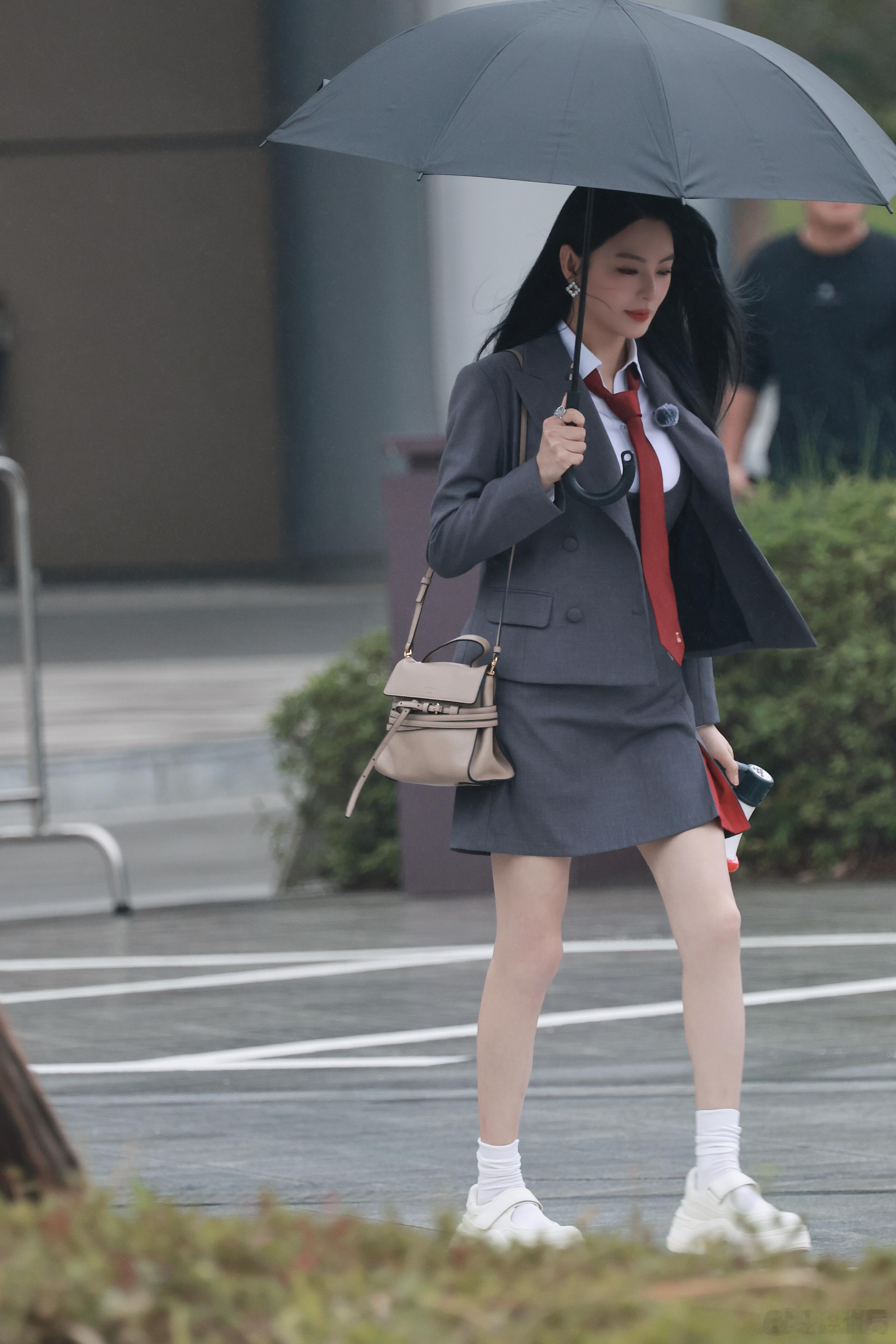 #张雨绮西装裙造型##张雨绮韩漫走进现实# 女推2路透里身穿制服的好像韩漫走进了
