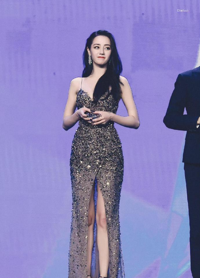 一夜两次，她让热搜算法宕机。
不是靠绯闻，是用两套衣服焊死话题。
第一套，用黄金