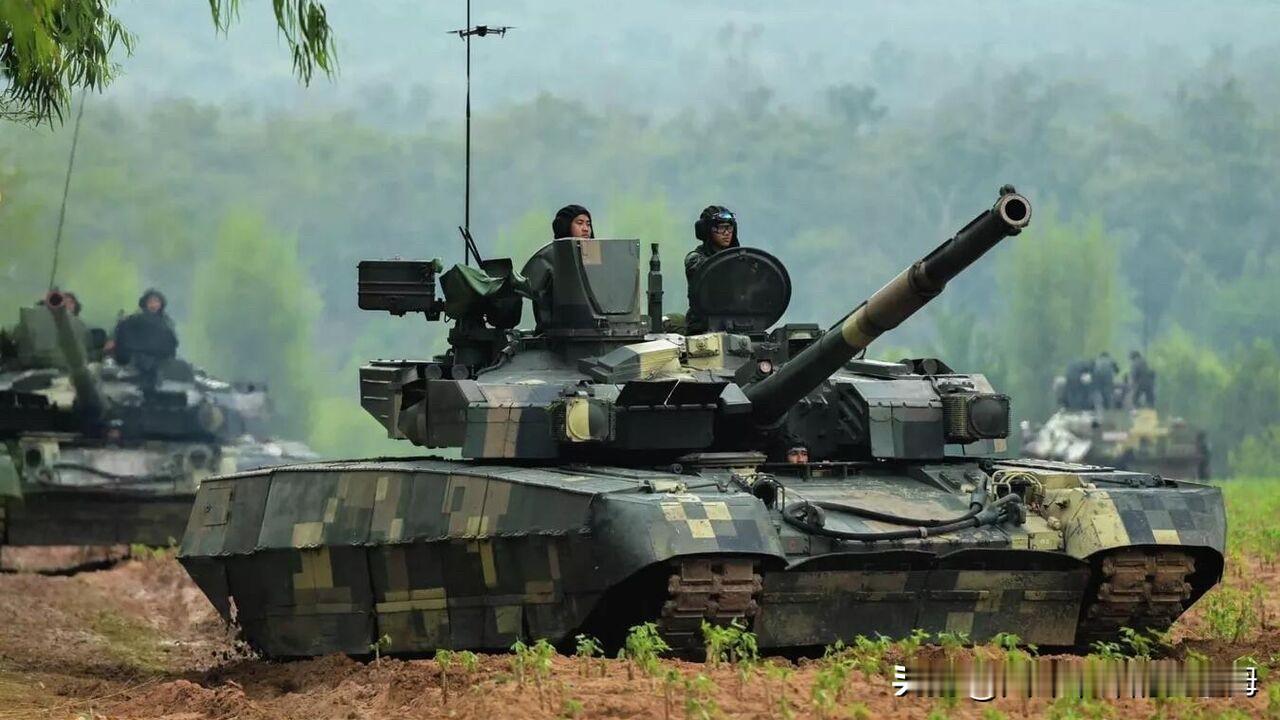 快讯！2025年12月9日，柬埔寨正在利用“冰雹”多管火箭炮对泰国发动袭击，泰国