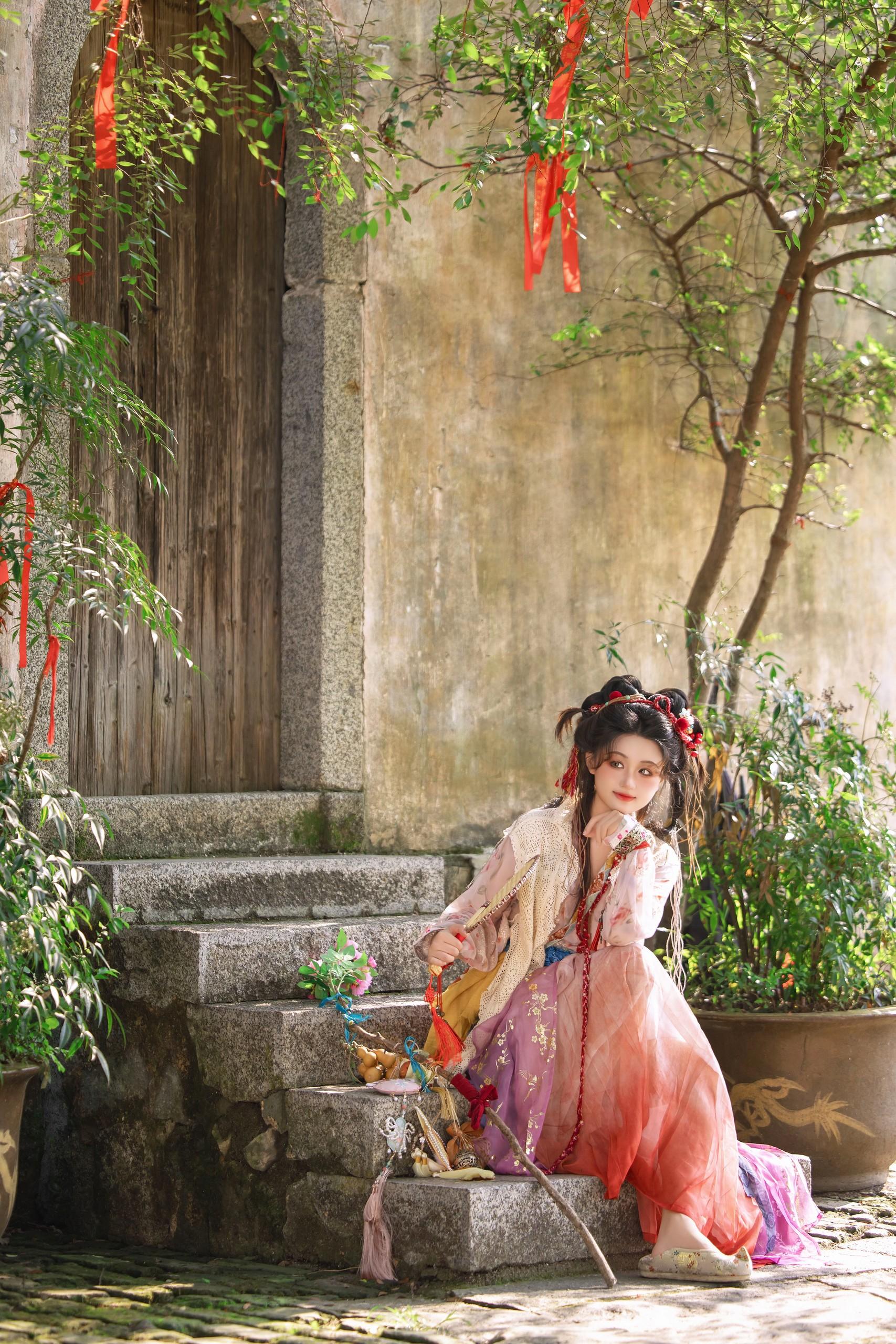 “小嘛小货娘，走街串巷我最强”。去年的呈坎客片