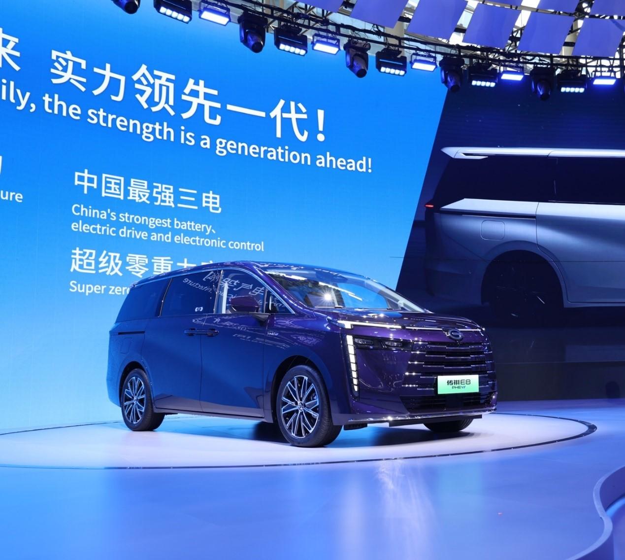 广汽传祺在广州车展上展示了新能源领域的最新成果，推出了E系列的第三款产品——传祺