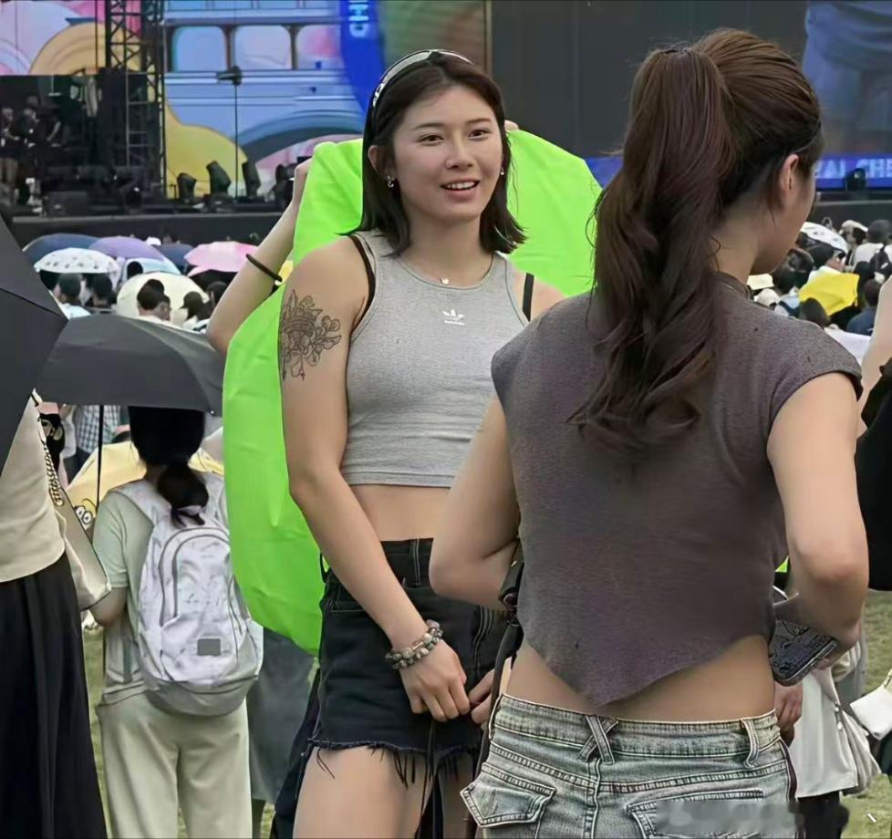 吴艳妮就是脱衣有肉，穿衣显瘦的类型吧 