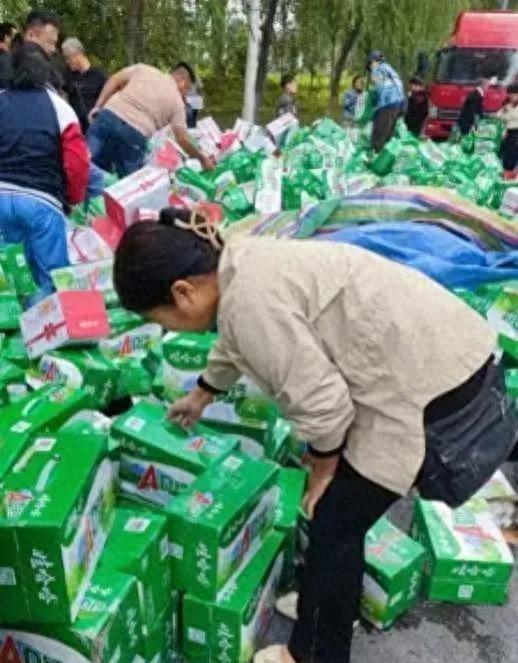 “完了，这下全完了！”眼看着满载饮料的货车在河南安阳的路段侧翻，货物洒落一地，外