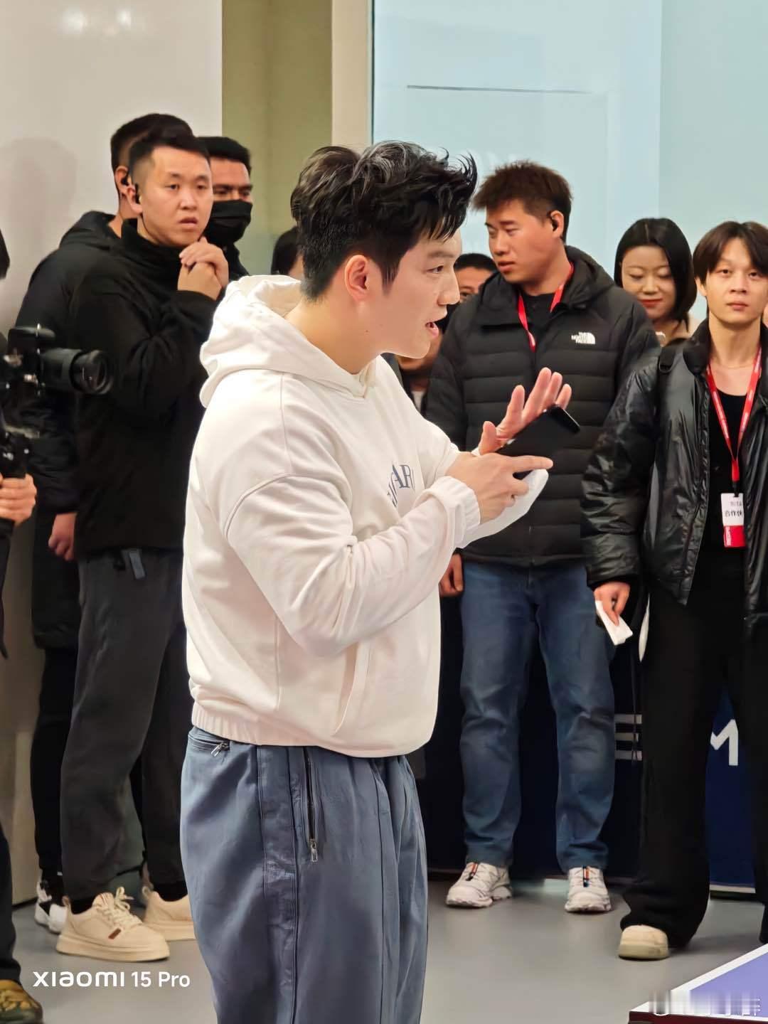 樊振东用手机打乒乓球 哇塞，樊振东真会玩，好新奇，让人眼前一亮，不愧是奥运冠军，