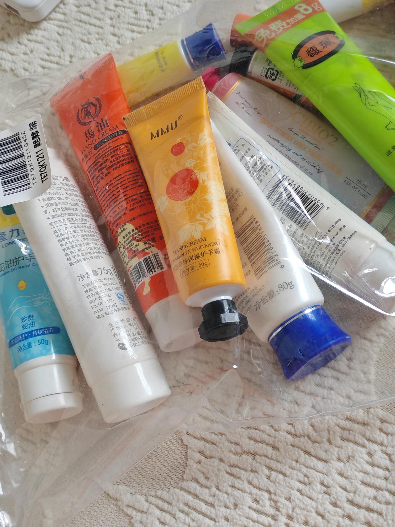 春日生活打卡季今天雨下个不停，不能出门在家整理旧物，发现我竟然有这么多护手霜没用