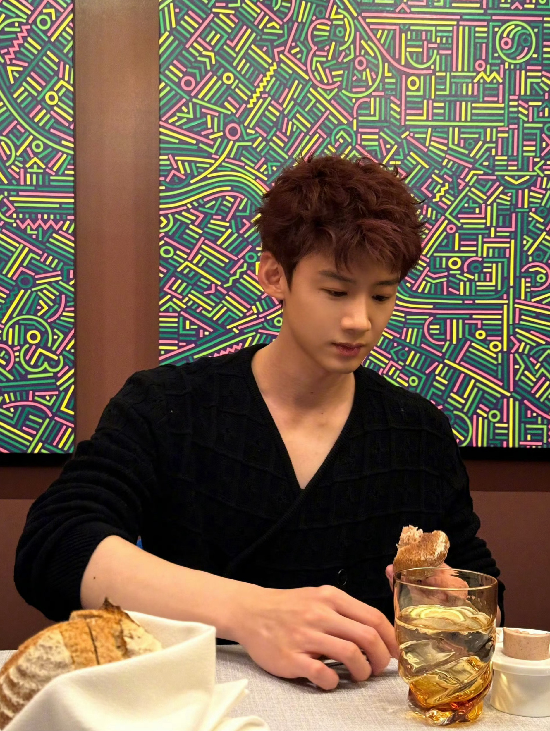 宋轶换微博背景 被网友发现疑似和白敬亭在同一个餐馆吃饭后，微博主页背景就换成了这