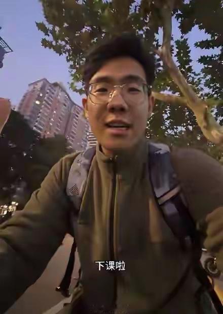 《研究生教骑车年入10余万背后：小众赛道为何能“骑”出大财富？》

近日，上海体