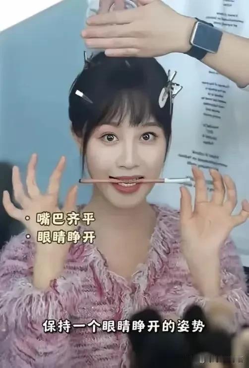 蓝盈莹这改变嘴巴的方法真的管用吗？
以前蓝盈莹嘴角往下，看起来不喜庆，如今通过咬