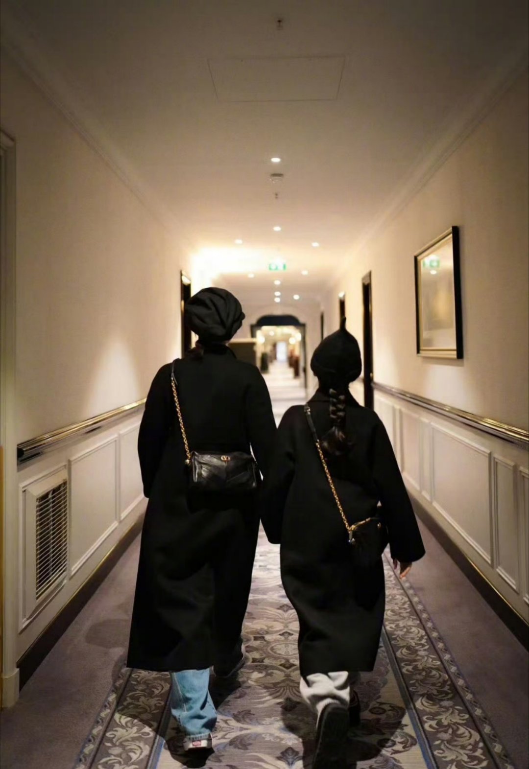 原来花花妹妹跟着一起去的，孙俪姐多发美照[捂嘴哭]，期待今晚看秀造型[么么哒] 