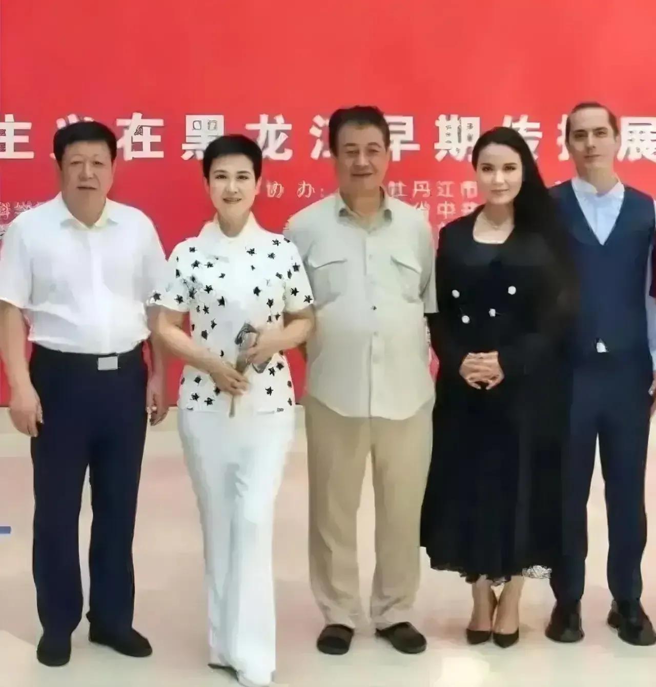 李小琳和女儿的罕见合影

这是去年李小琳携女儿李琳喧（右二）在黑龙江参加活动时的