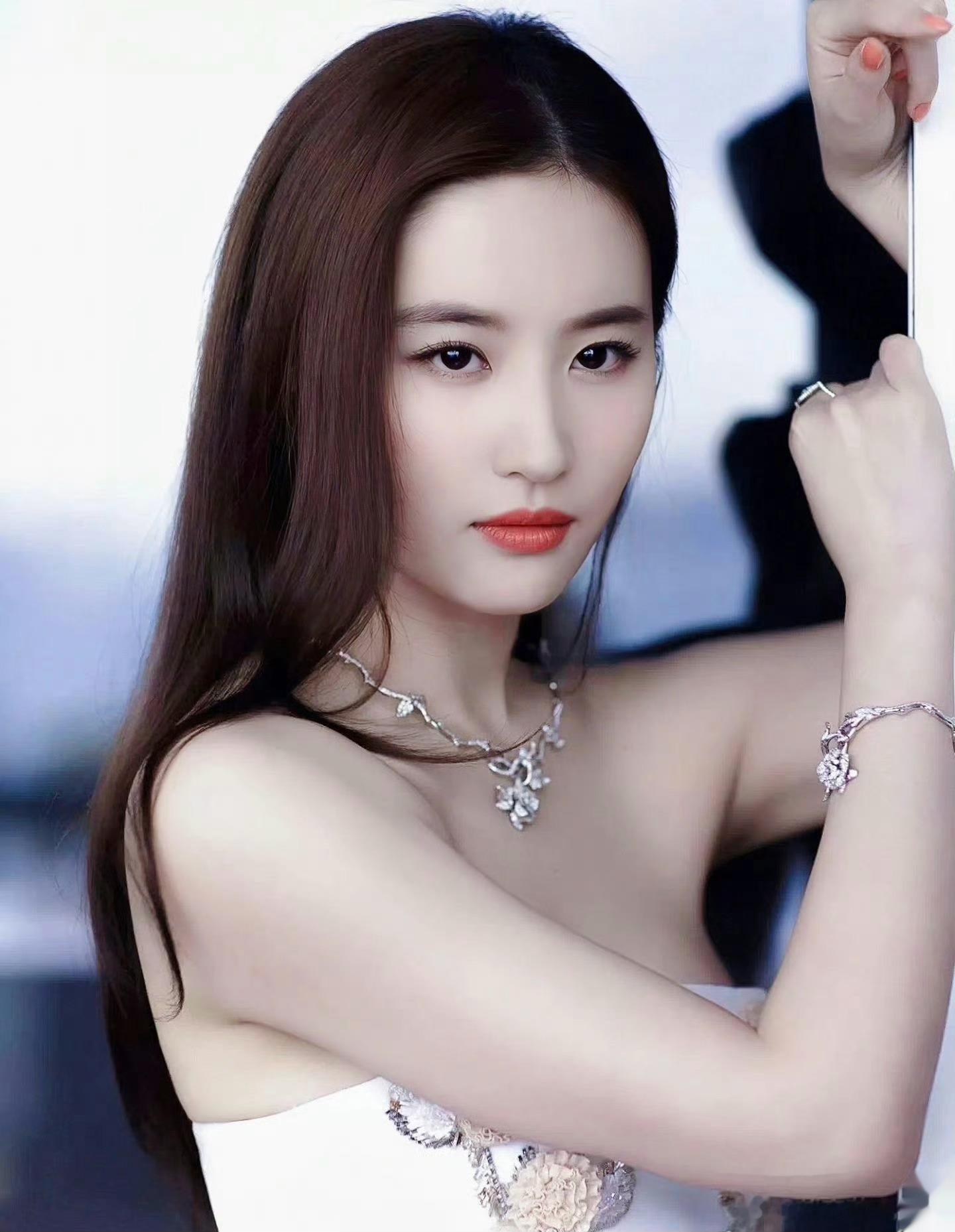 【#刘亦菲#•#早安#】早上醒来，微笑迎接美好的一天，因为每一天都值得期待和感恩