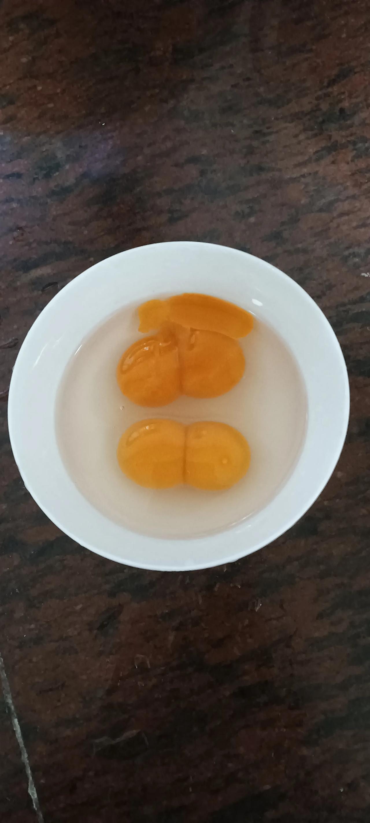 #两个蛋黄的鸭蛋，孵出来会不会两只小鸭子吗？#
鸭蛋里面的蛋清有两个蛋黄，是不是