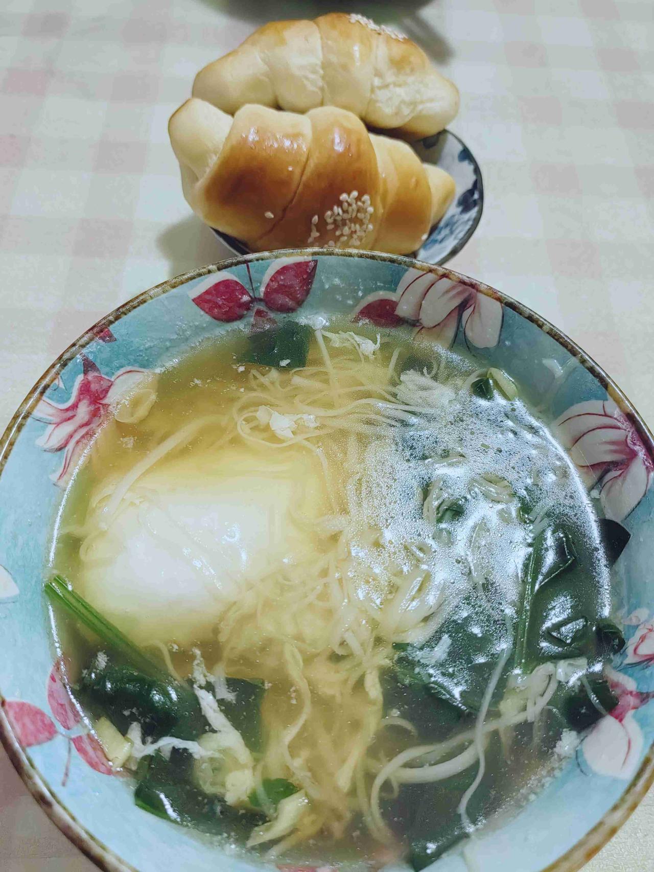 又是美好的一天！
一天的元气从早餐开始。

今早每人一碗空心面，
一个土鸡蛋加点