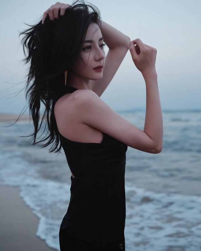 迪丽热巴黑色挂脖裙明艳优雅 ​​​