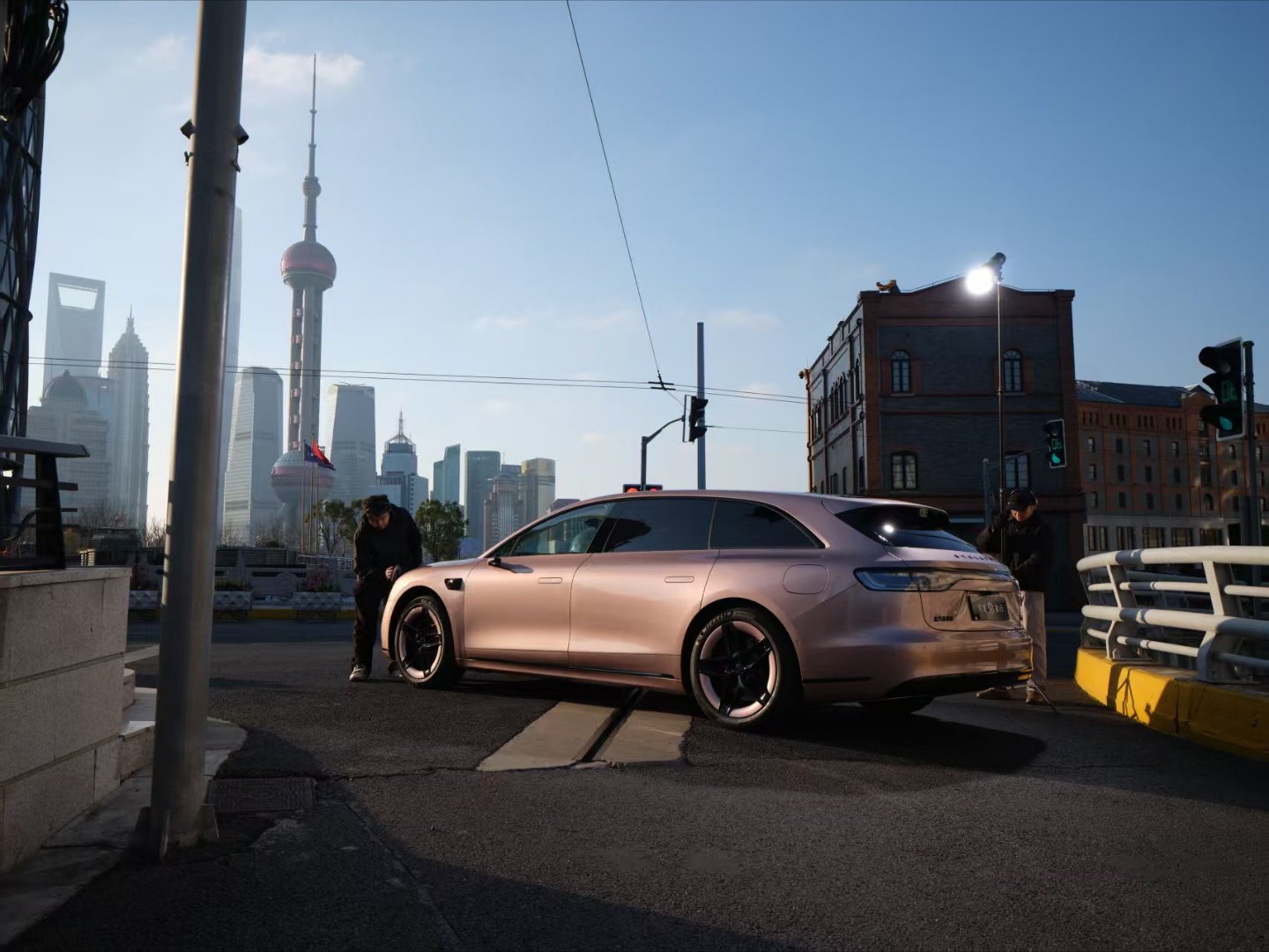 春天来了，各种心可以萌动了。这个颜色和外形太配了，男人们肯定也喜欢。粉色S9T拿