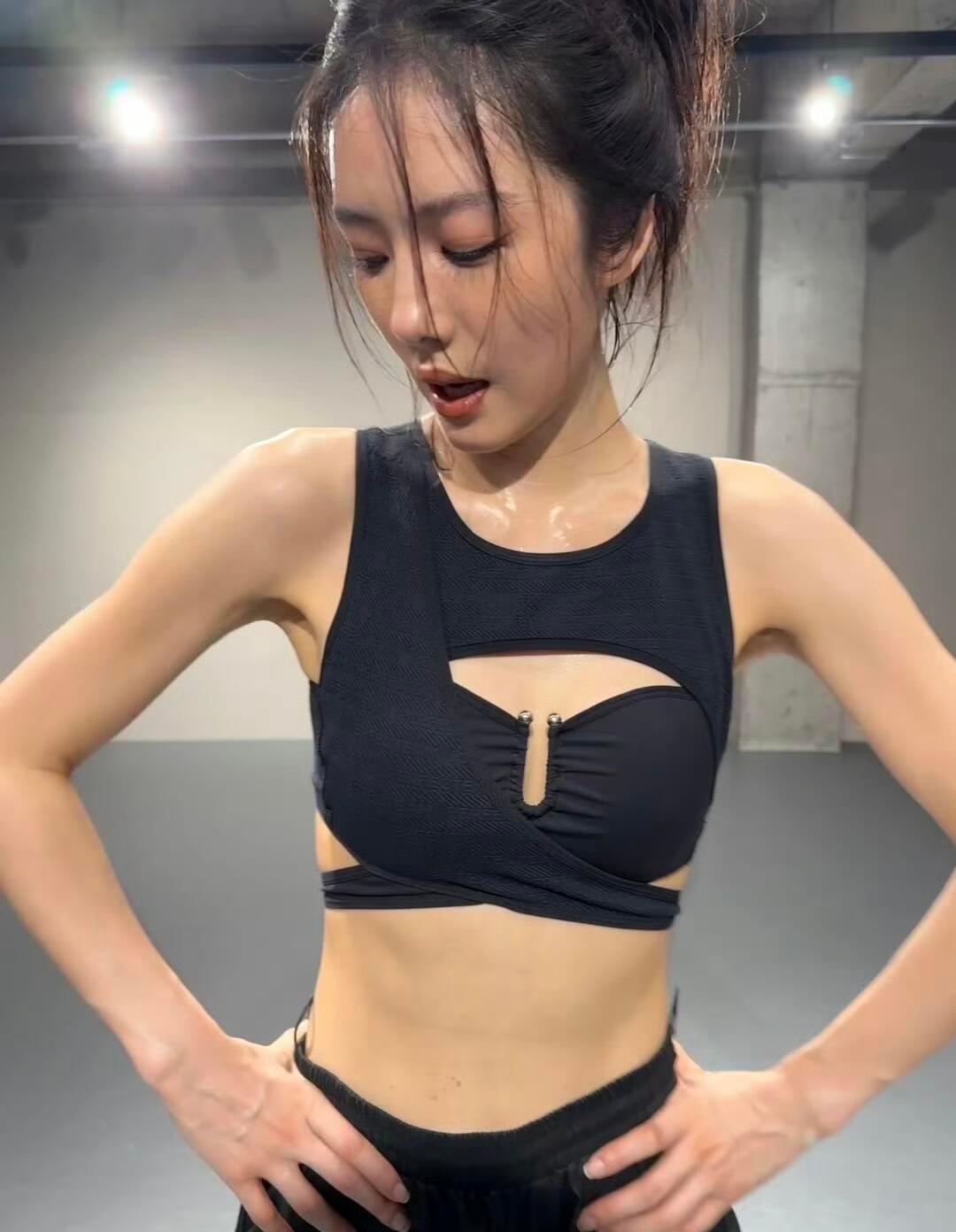 蔡文静香汗淋漓 