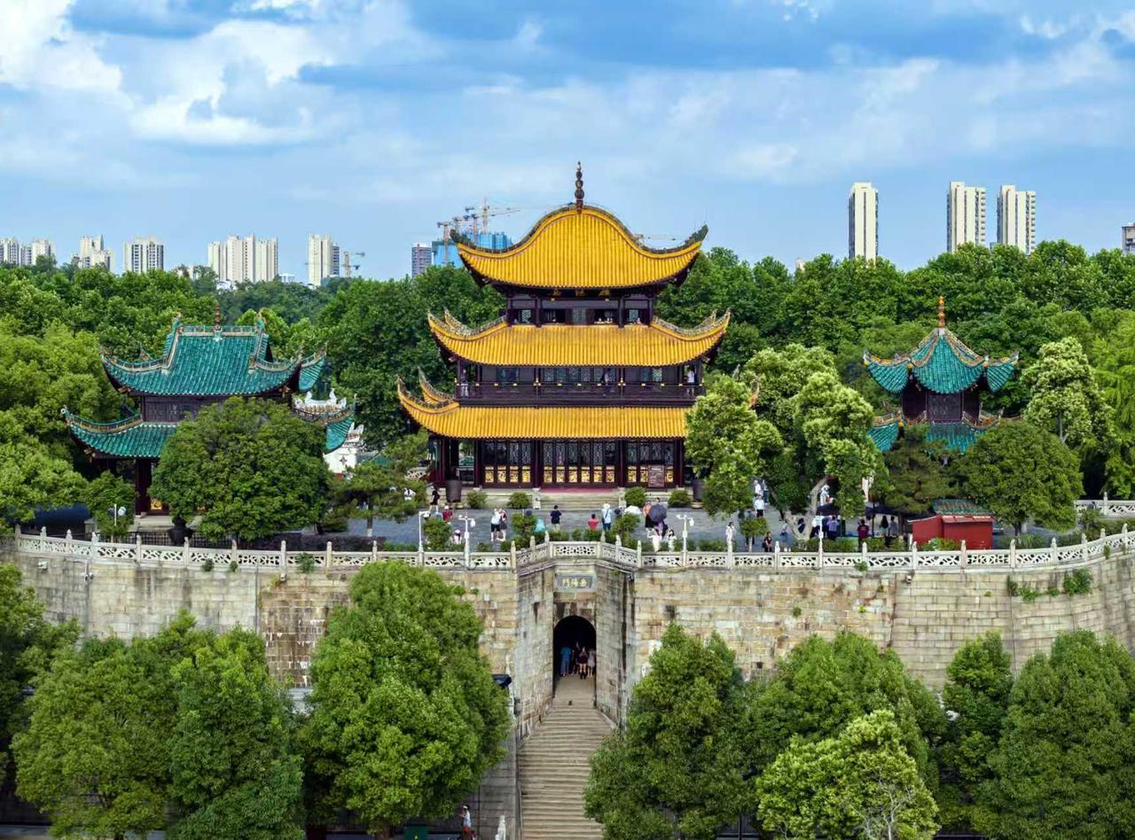 你好老师。这就是我在现场拍的摄影作品啊。//@头条评论精灵:岳阳楼的风光真是美不