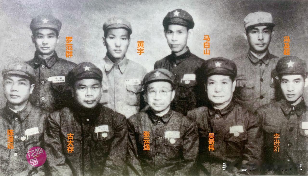 建国时，政协第一次全体会议在北京召开，这是出席会议的华南解放军代表团成员合影。