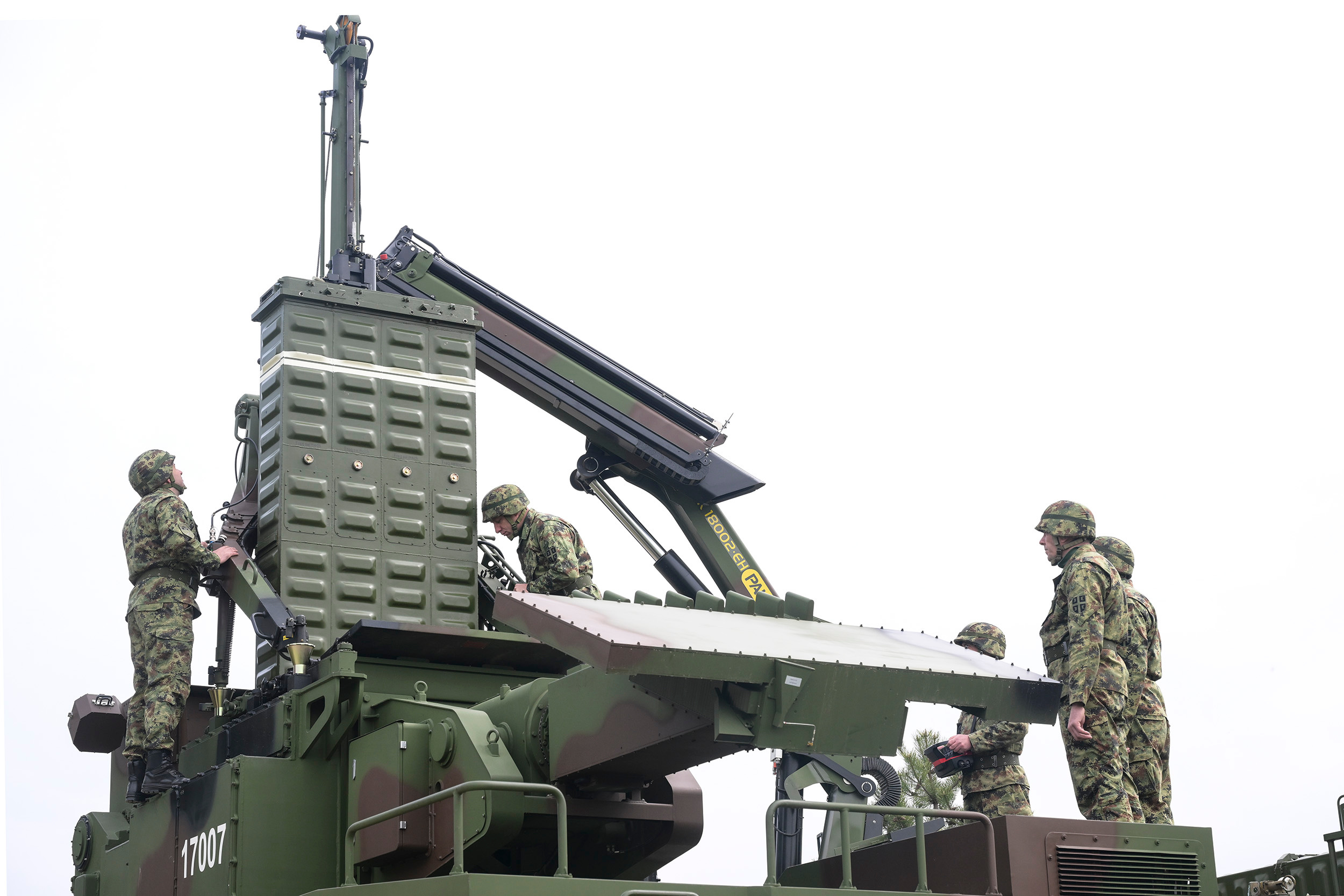 飞扬军事 塞尔维亚第250防空导弹旅装备，在常驻部署区域开展HQ-17AE防空导