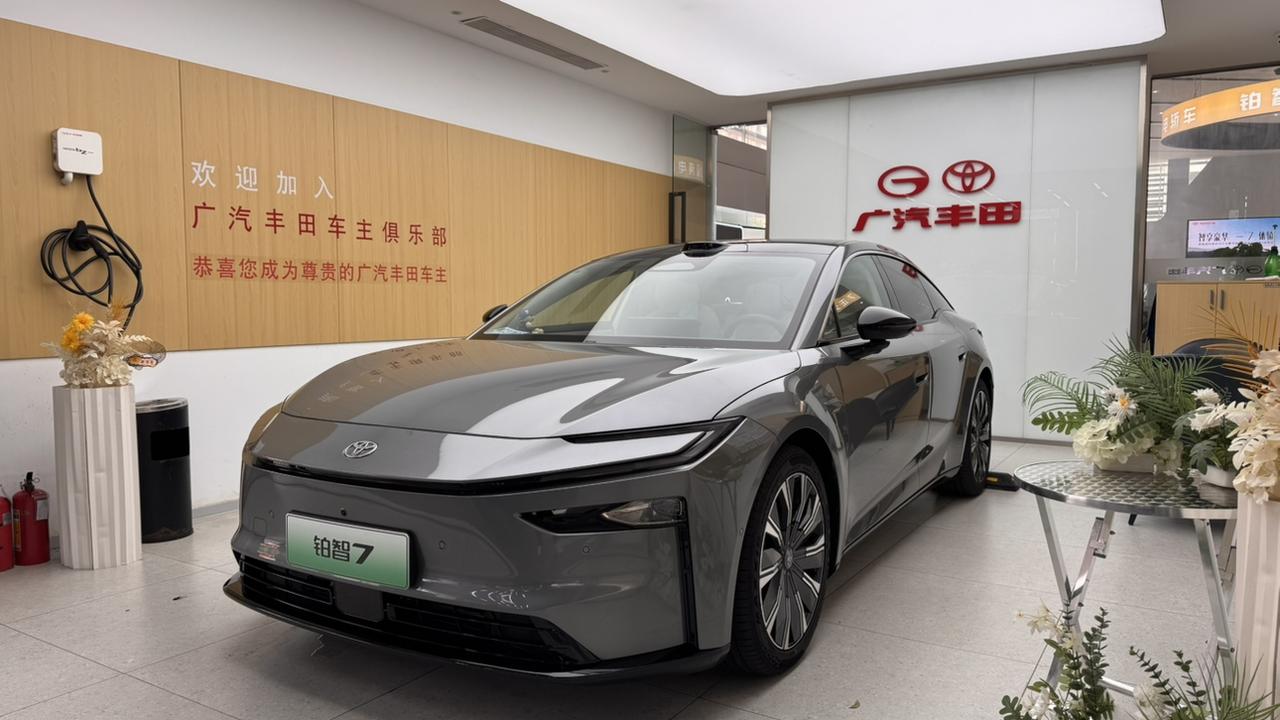 去年广州车展下订
今日做全中山第一辆提车
稍微装饰一下，这车厢就很有感觉了
而且