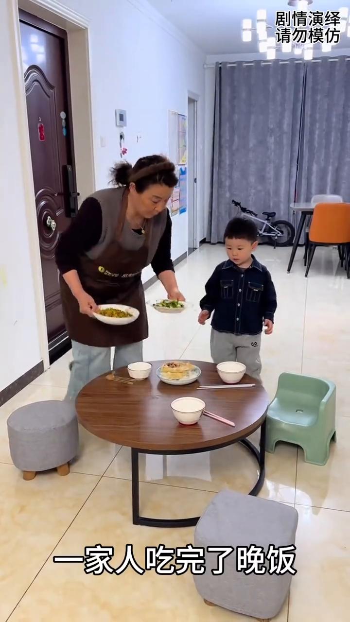 一家人吃完了晚饭，这时奶奶去收拾餐桌，孙子也去帮忙。这一幕真的太懂事了。