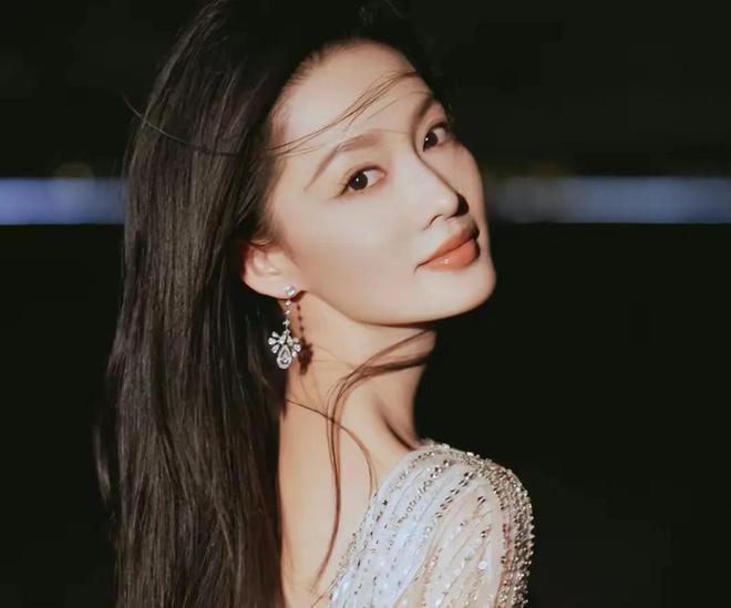 女演员颜值对于作品影响力不再是唯一决定因素。演技和角色塑造力更重要。杨紫虽颜值一