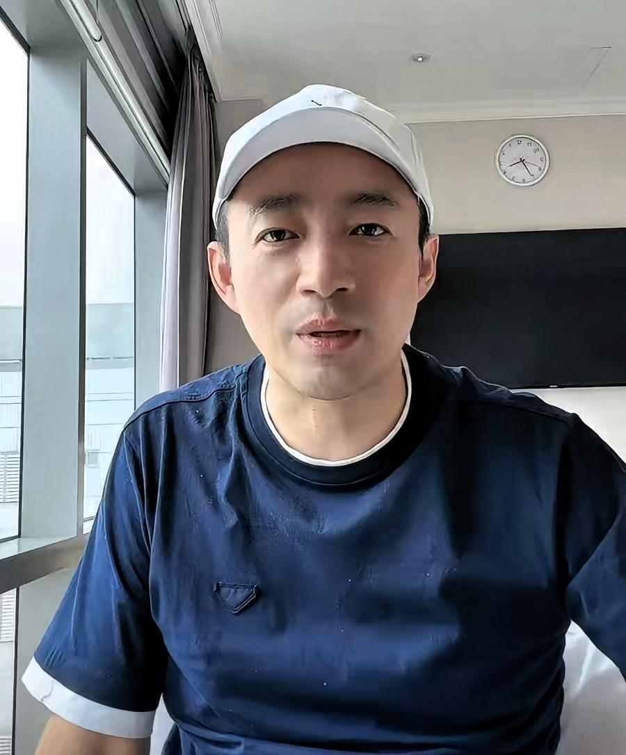 小菲说了，他女儿玥儿，两年前，悄悄转学了，他很不安，心里着急，他都不知道，不是他