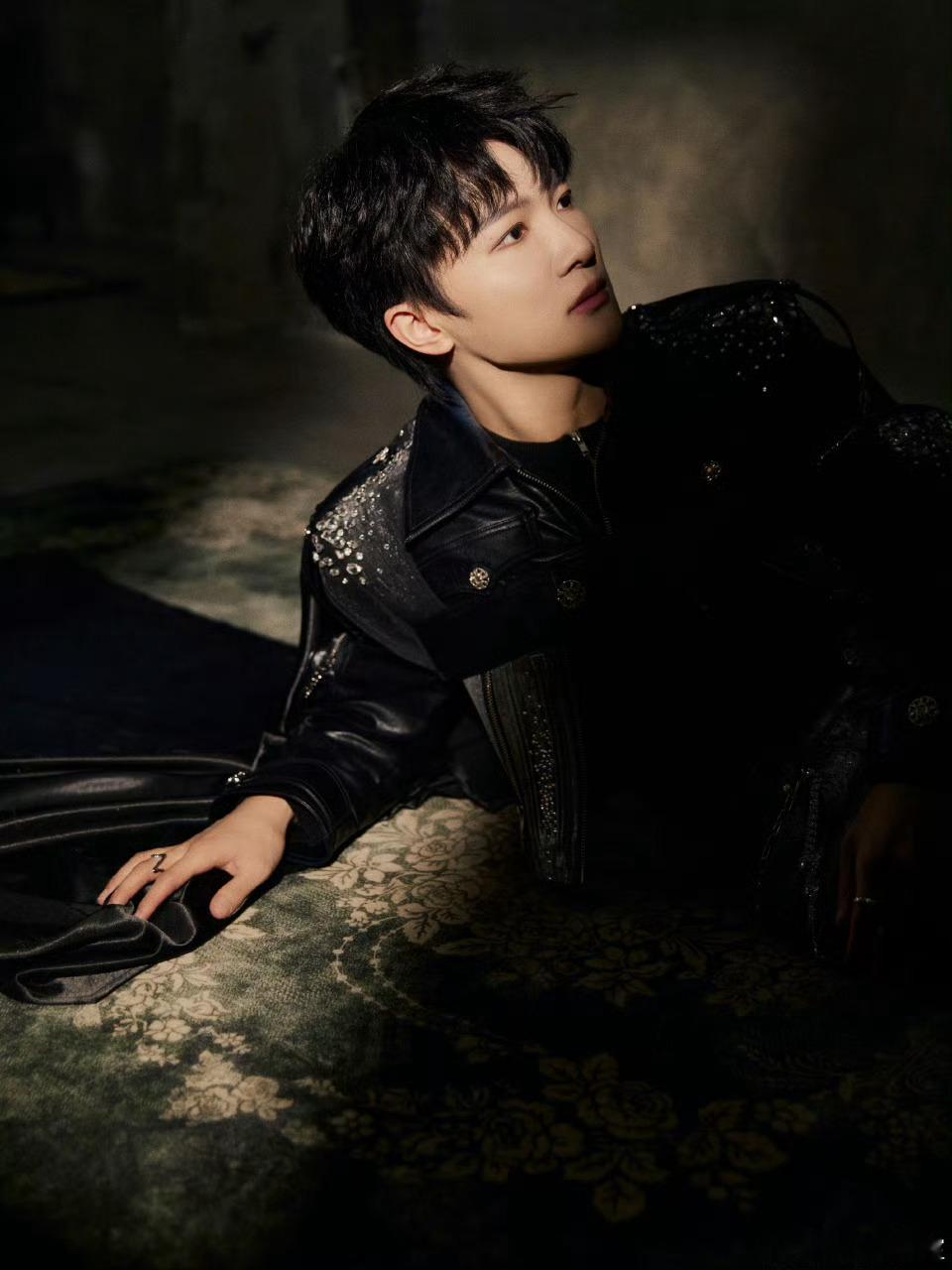 周深等光来的救赎感周深唱了等光来 周深 唱了《等光来》，光是希望，光是信念，光是