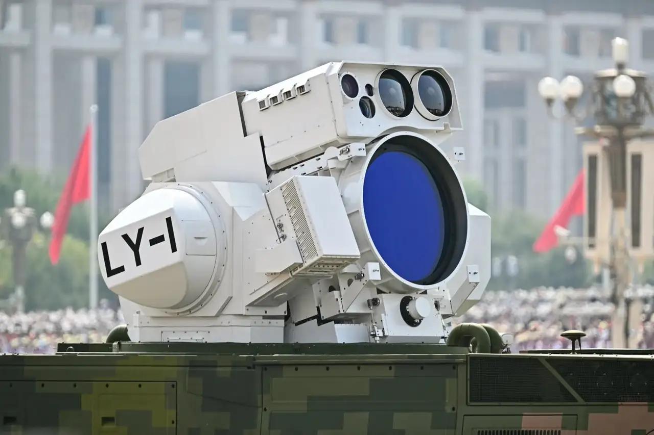 打无人机得用激光武器，看看中国阅兵上亮相的激光武器燎原-1，这玩意打无人机，一打