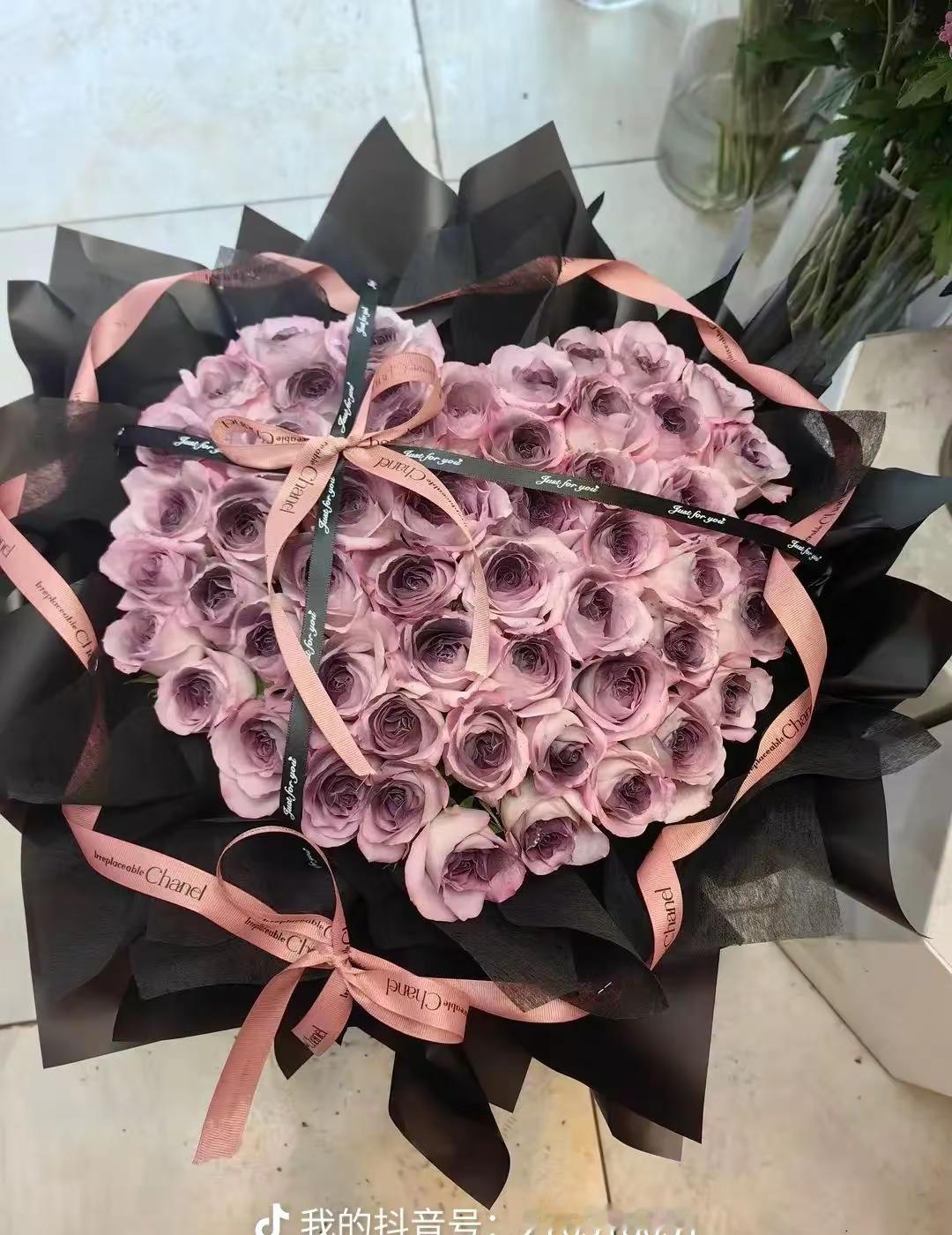 亲爱的老己：今年做个温暖的人，以最大的平静去爱我们不确定的生活，人静心安物简知足